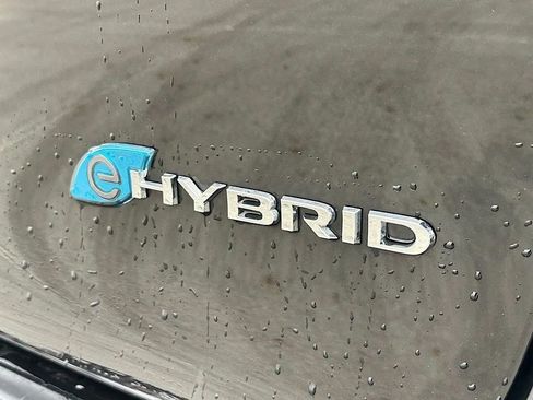 Used 2024 Chrysler Pacifica Limited FWD image 11