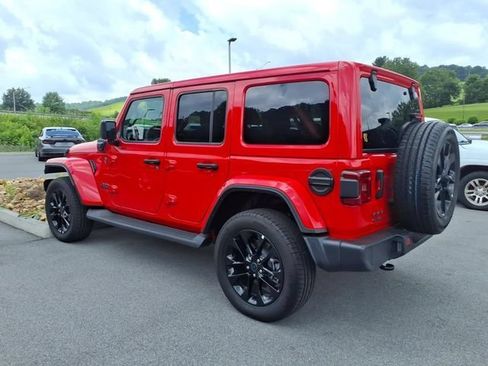 Used 2025 Jeep Wrangler Unlimited Sahara AWD/4WD image 19