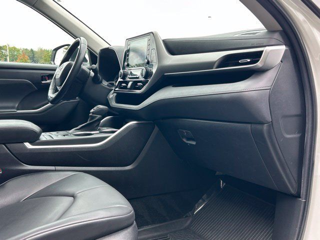 Used 2022 Toyota Highlander XLE AWD/4WD image 24