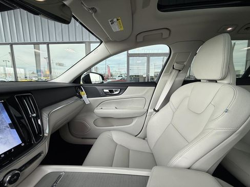 Used 2024 Volvo V60 B5 Cross Country Plus image 21