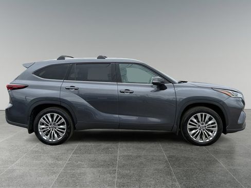 Certified 2025 Toyota Highlander Platinum AWD/4WD image 6