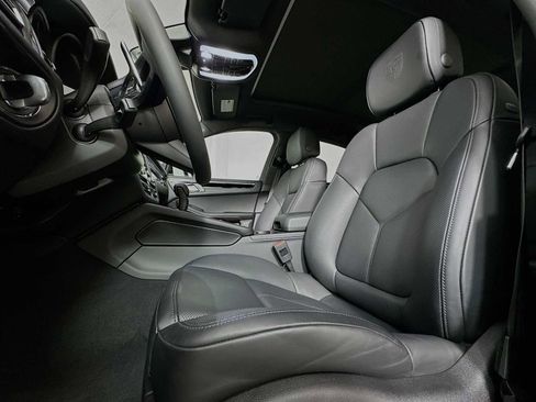 Certified 2025 Porsche Macan image 5