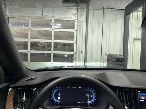 Used 2022 Volvo XC60 B5 Momentum image 8