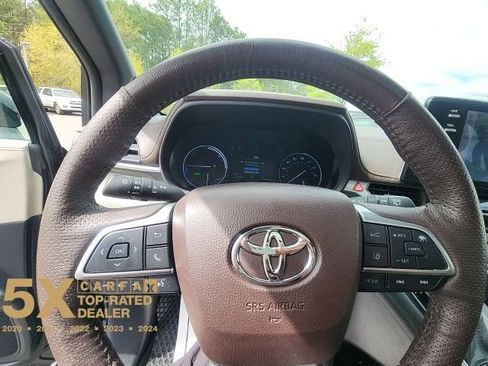 Used 2021 Toyota Sienna Platinum image 30