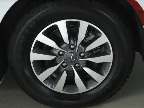 Used 2024 Chrysler Pacifica Limited FWD image 39