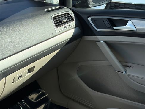 Used 2015 Volkswagen Golf S image 25