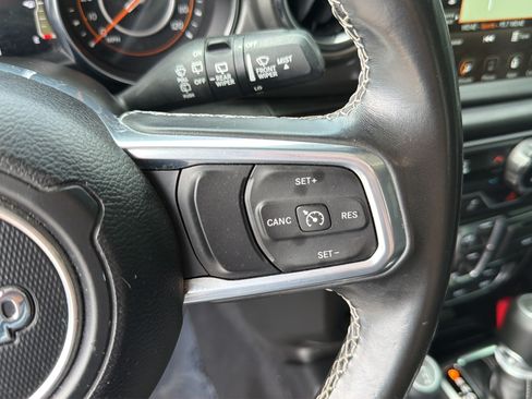 Used 2022 Jeep Wrangler Unlimited Sahara AWD/4WD image 19