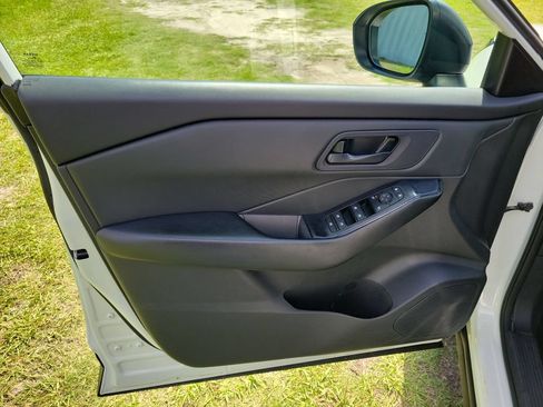 Used 2024 Nissan Rogue S FWD image 16