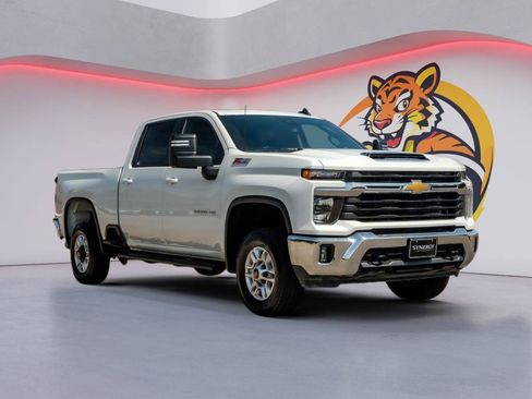 Used 2025 Chevrolet Silverado 2500 LT w/ Convenience Package AWD/4WD image 3
