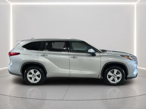 Used 2020 Toyota Highlander LE AWD/4WD image 7