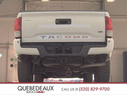 Used 2017 Toyota Tacoma TRD Sport image 7