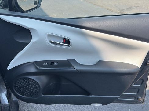 Used 2017 Toyota Prius Four w/ Advanced Technology Package FWD image 18