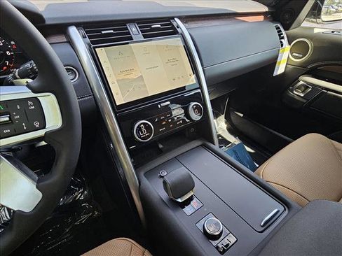 New 2025 Land Rover Discovery Dynamic SE image 11