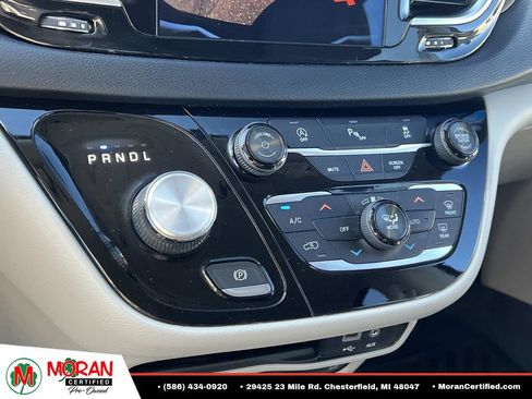 Used 2018 Chrysler Pacifica Touring-L Plus w/ Tire & Wheel Group FWD image 23