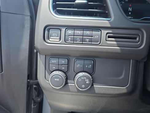 Used 2022 Chevrolet Tahoe Z71 w/ Luxury Package AWD/4WD image 19