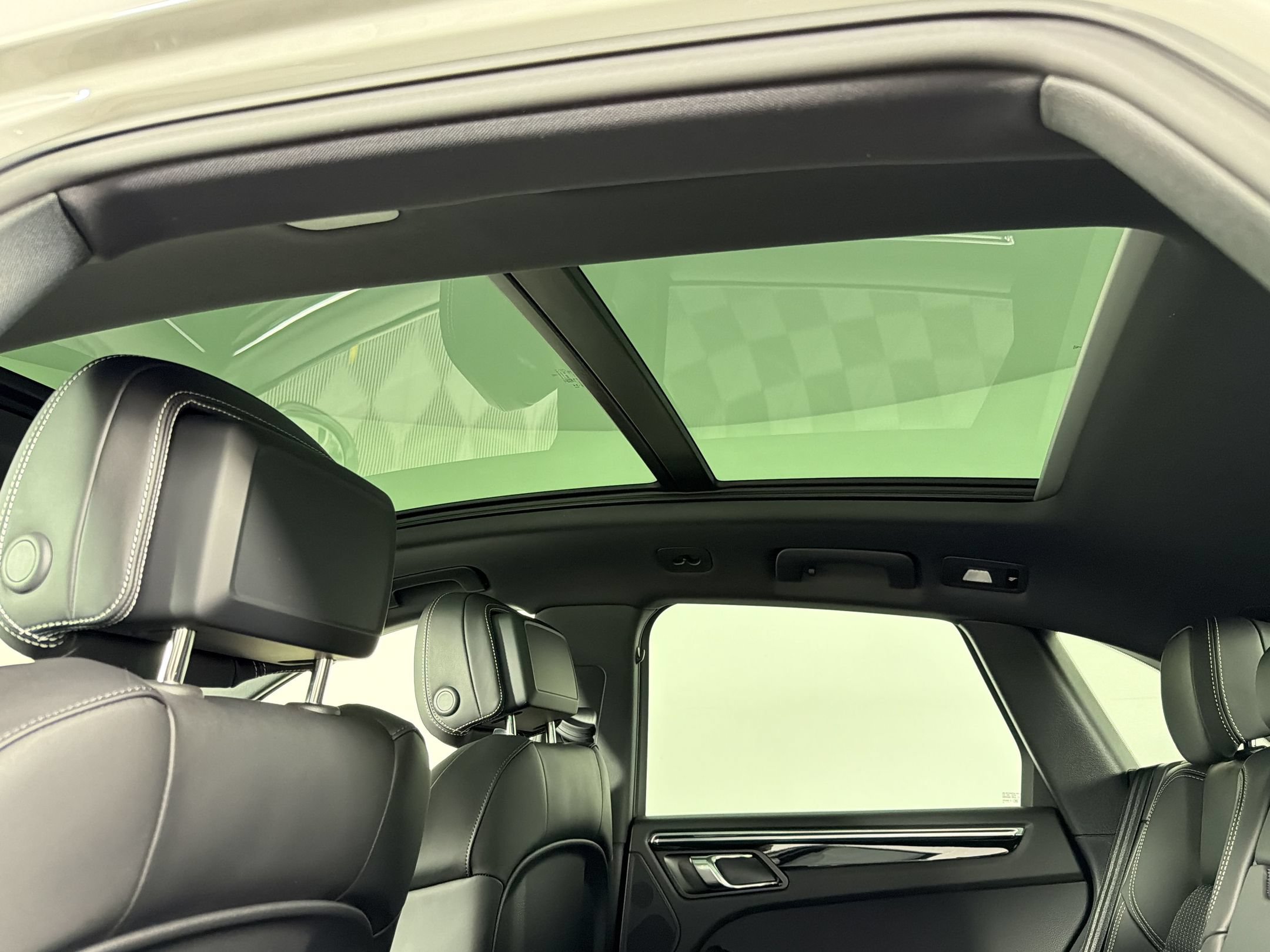 Certified 2026 Porsche Macan Turbo AWD/4WD image 19