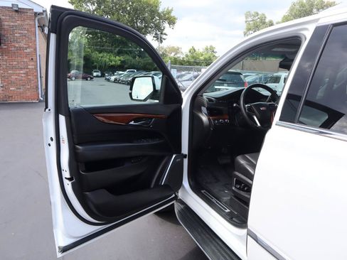 Used 2016 Cadillac Escalade Luxury AWD/4WD image 21