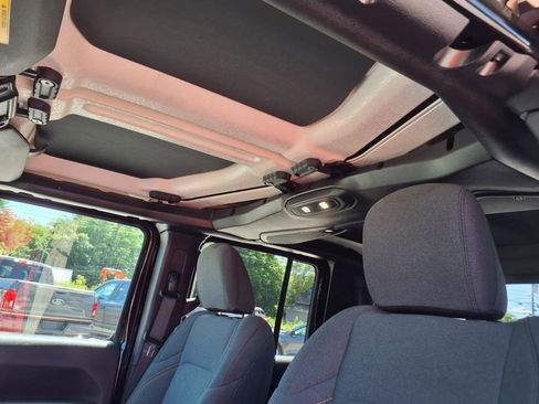 Used 2024 Jeep Gladiator Sport image 13