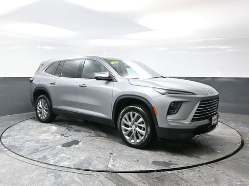 Used 2025 Buick Enclave Preferred w/ Power Package image 6