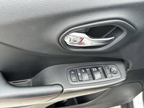 Used 2019 Jeep Cherokee Trailhawk image 11