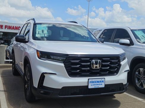 New 2025 Honda Pilot Sport image 3