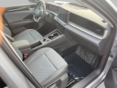 New 2025 Volkswagen Tiguan SE image 10