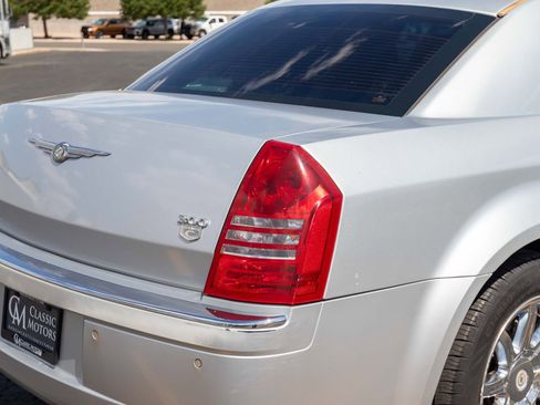 Used 2005 Chrysler 300 C w/ Navigation & Sound Group II RWD image 30
