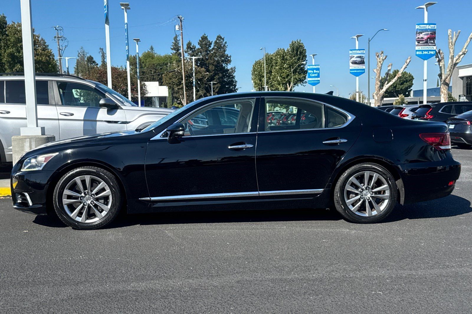 Used 2013 Lexus LS 460 w/ Comfort Pkg RWD image 2