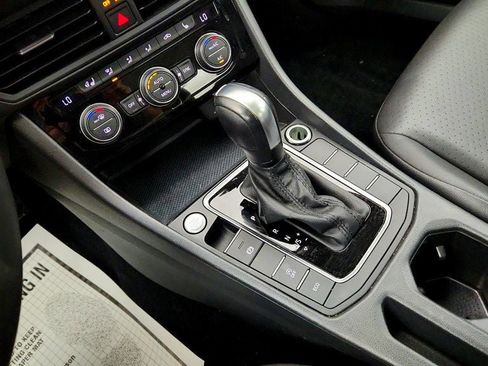 Used 2020 Volkswagen Jetta SE w/ SE Cold Weather Package FWD image 16