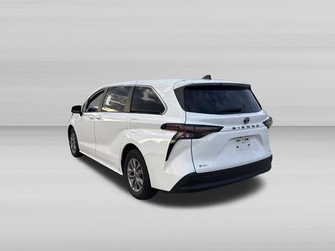 Used 2025 Toyota Sienna LE FWD image 7