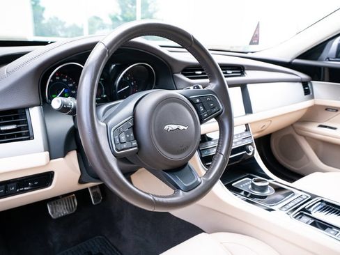 Used 2020 Jaguar XF Premium RWD image 27