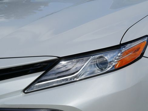 Used 2019 Toyota Camry XLE FWD image 16