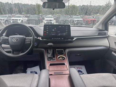 Used 2024 Toyota Sienna LE AWD/4WD image 39