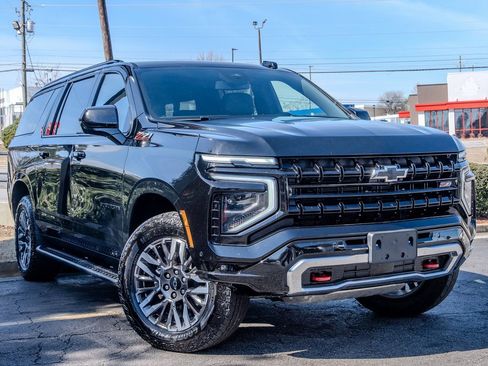 Used 2025 Chevrolet Suburban Z71 image 3