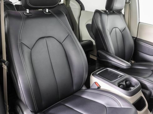 Used 2024 Chrysler Pacifica Touring-L FWD image 45