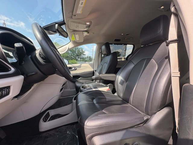 Used 2024 Chrysler Pacifica Touring-L FWD image 16