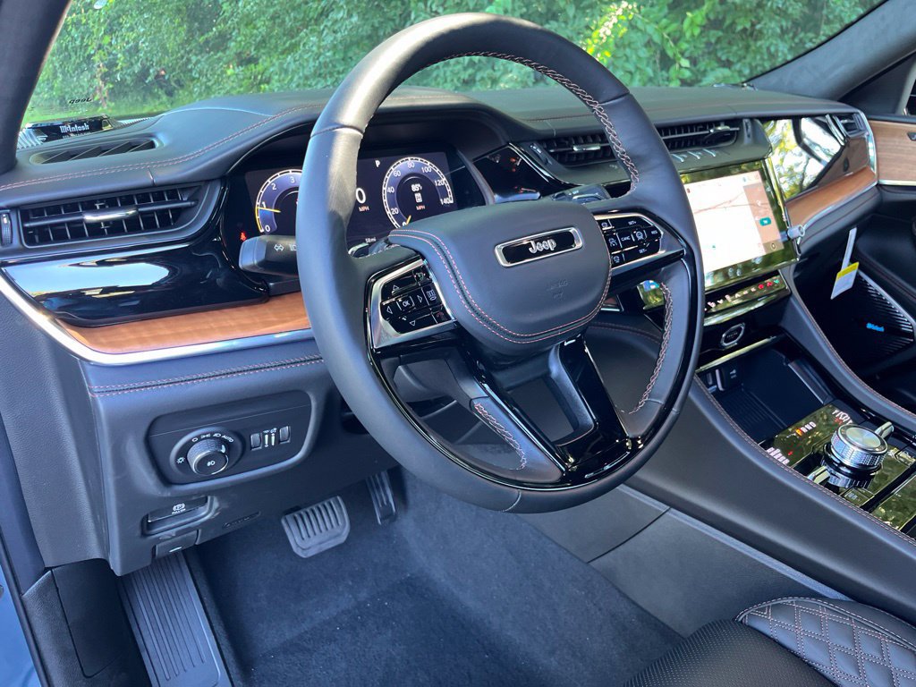 New 2026 Jeep Grand Cherokee Summit w/ Obsidian Package AWD/4WD image 27