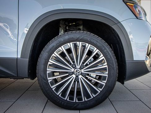 Certified 2025 Volkswagen Taos SE w/ Panoramic Sunroof Package FWD image 4