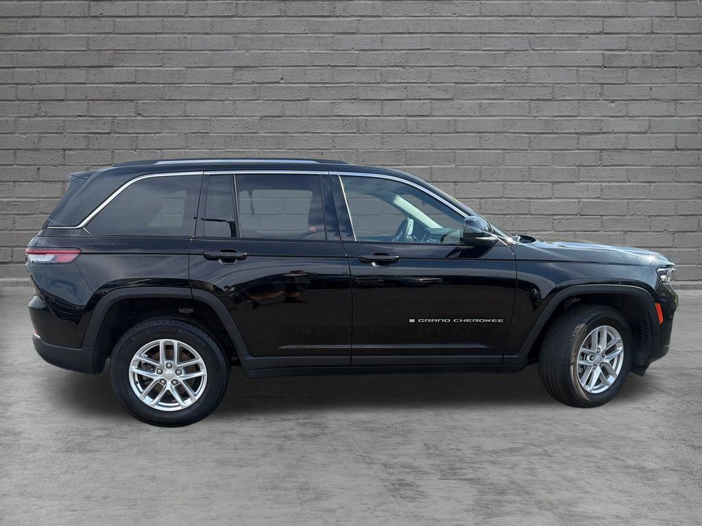 Used 2023 Jeep Grand Cherokee Laredo X AWD/4WD image 9