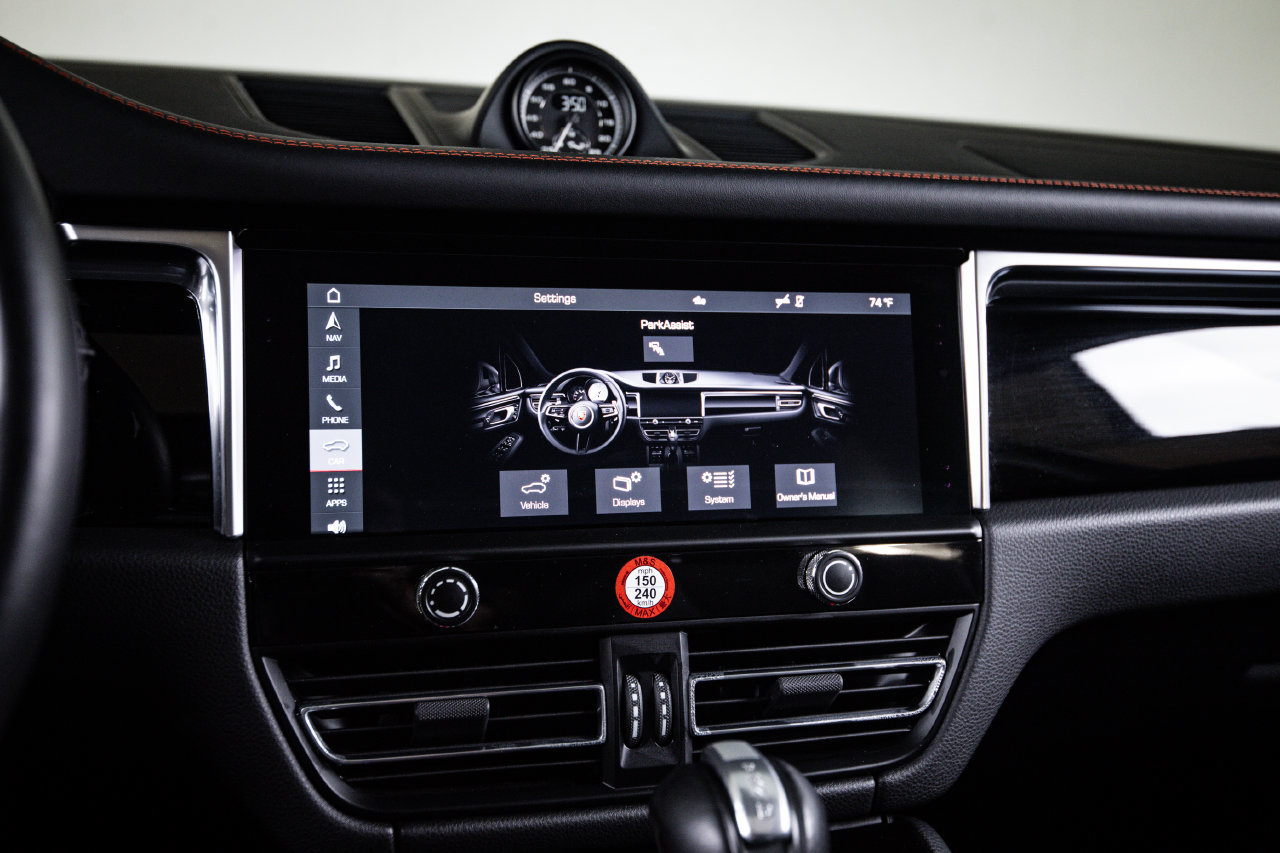Certified 2023 Porsche Macan Turbo AWD/4WD image 18