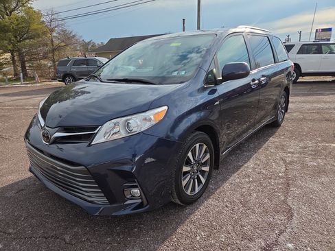 Certified 2019 Toyota Sienna XLE image 7