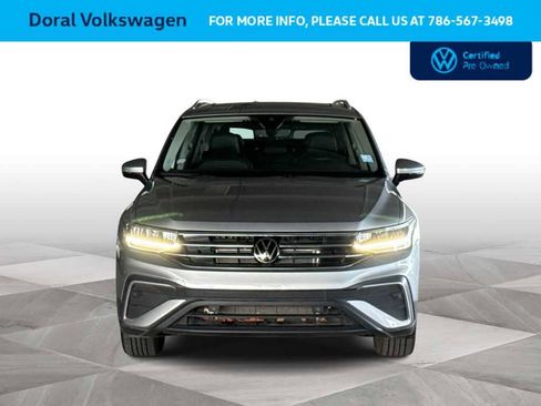 Certified 2024 Volkswagen Tiguan SE w/ Panoramic Sunroof Package FWD image 3