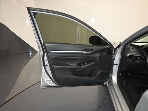 Used 2024 Nissan Altima 2.5 SR FWD image 10