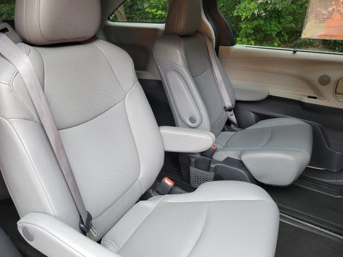 Used 2024 Toyota Sienna XLE image 11