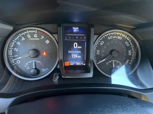 Used 2017 Toyota Tacoma TRD Off-Road w/ Premium & Technology Package AWD/4WD image 13
