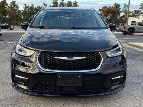 Used 2024 Chrysler Pacifica Touring-L image 2