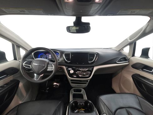 Used 2023 Chrysler Pacifica Touring-L FWD image 17