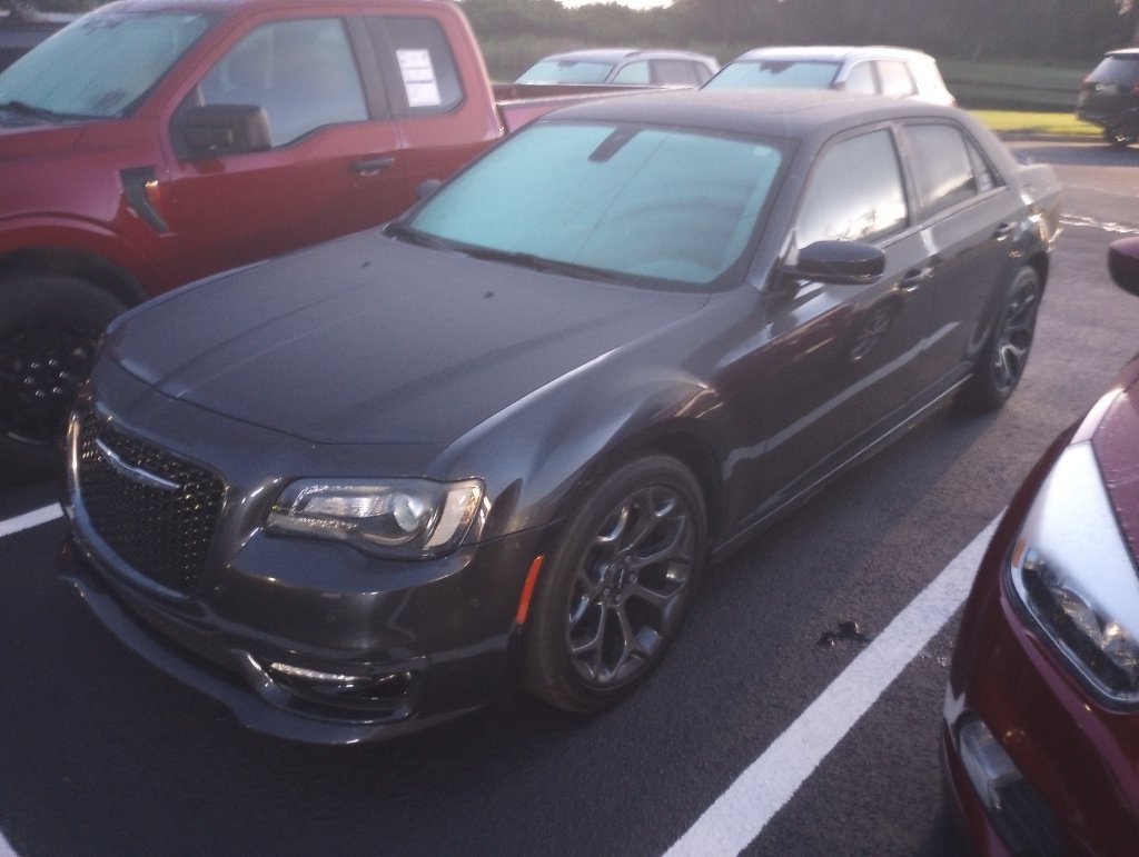 Used 2018 Chrysler 300 S w/ 300S Premium Group RWD image 2