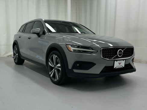 Used 2024 Volvo V60 B5 Cross Country Plus w/ Climate Package AWD/4WD image 2