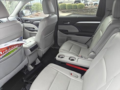 Used 2015 Toyota Highlander XLE AWD/4WD image 8